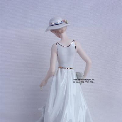 CẢNH TƯỢNG CÔ GÁI VÀ CHÚ CỪU NON